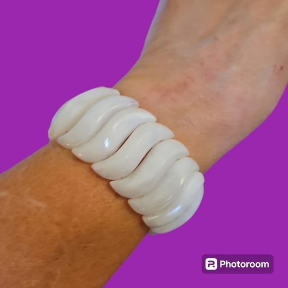 Vtg AVON 1984 Summer Brights Wavy White Acrylic Chunky Stretch Bracelet - Picture 1 of 5